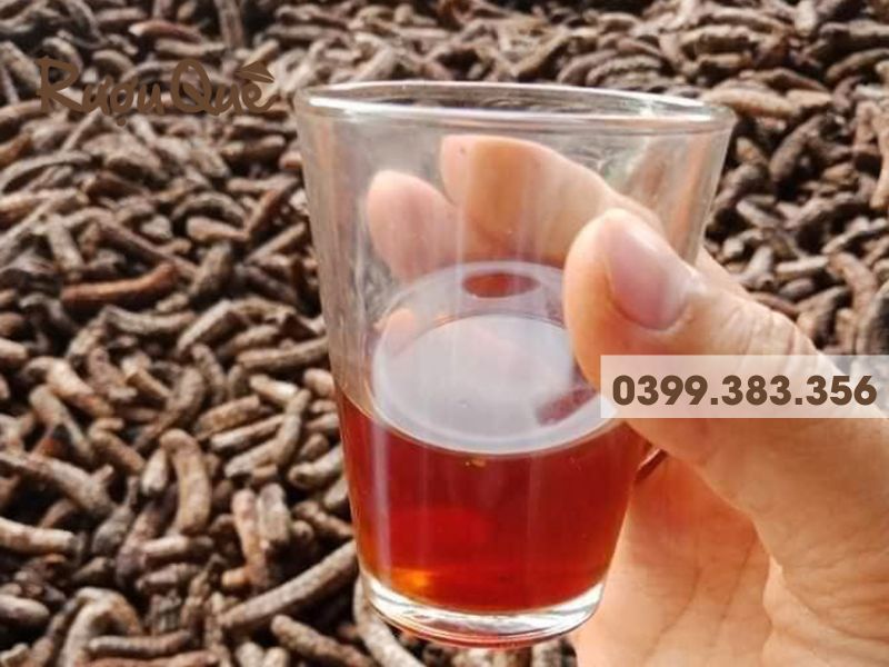Hình ảnh cốc rượu chuối hột rừng nấu thủ công truyền thống