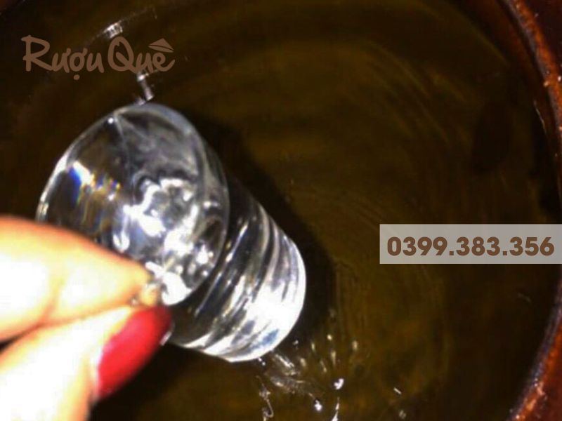 Hình ảnh chum rượu ngô men lá