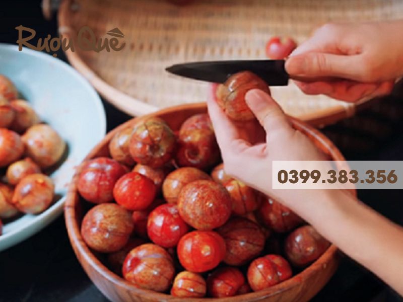 Hình ảnh mận ngâm rượu nếp ủ chum