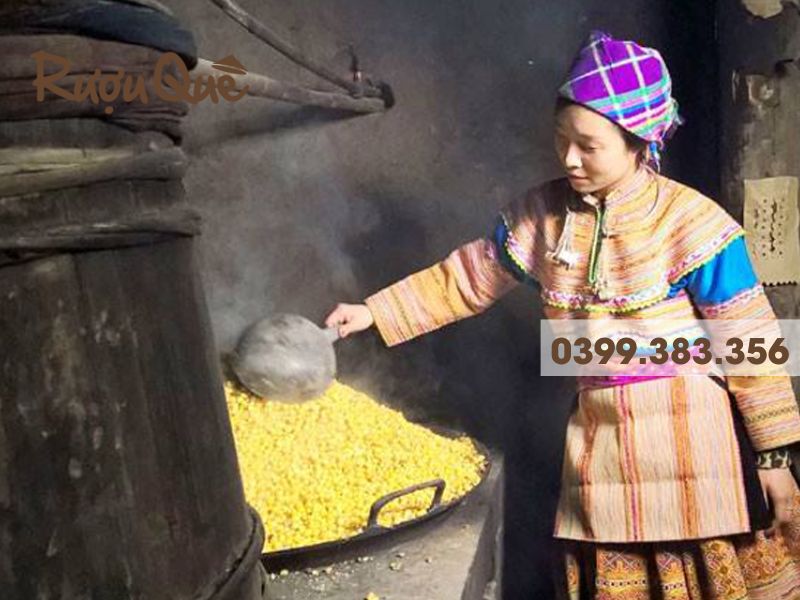 Hình ảnh nấu rượu ngô men lá truyền thống