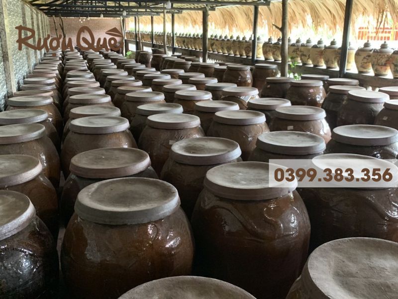 Hình ảnh rượu nếp ngâm chum truyền thống