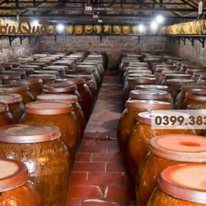 Hình ảnh chum rượu ngâm ba kích với nếp cái hoa vàng