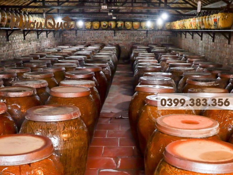 Hình ảnh chum rượu ngâm ba kích với nếp cái hoa vàng