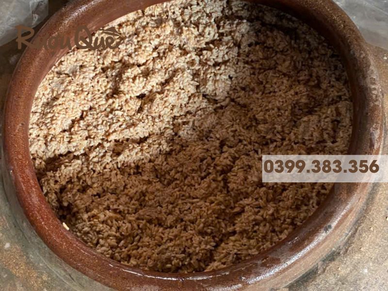 Hình ảnh rượu nếp cái hoa vàng lên men ủ chum