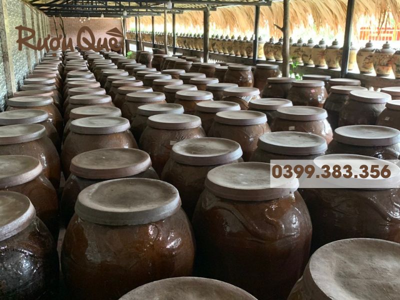 Hình ảnh rượu nếp cái hoa vàng ủ chum hạ thổ truyền thống