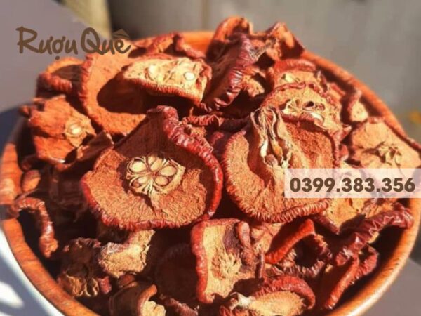 Hình ảnh táo mèo khô ngâm rượu truyền thống