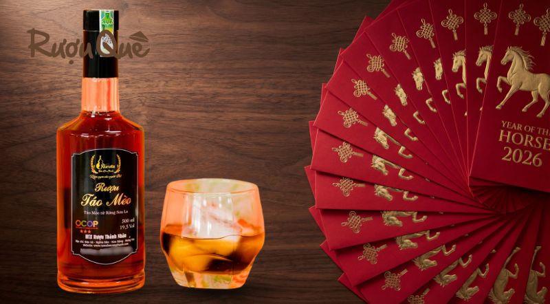 Hình ảnh mua rượu táo mèo biếu Tết 2026 an toàn ngâm thủ công